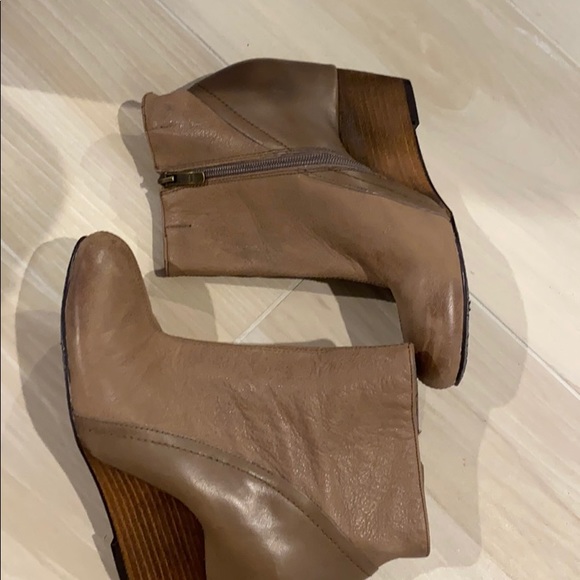 Vince Camuto woman’s leather booties - Picture 2 of 3